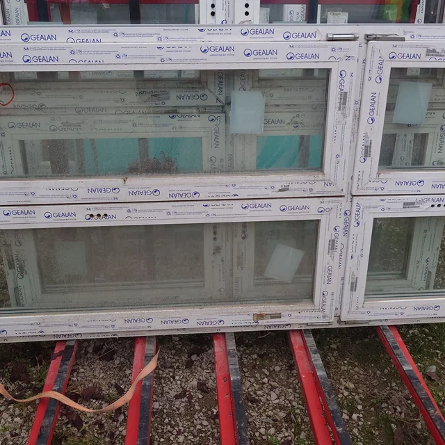 Középfelnyíló műanyag ablak